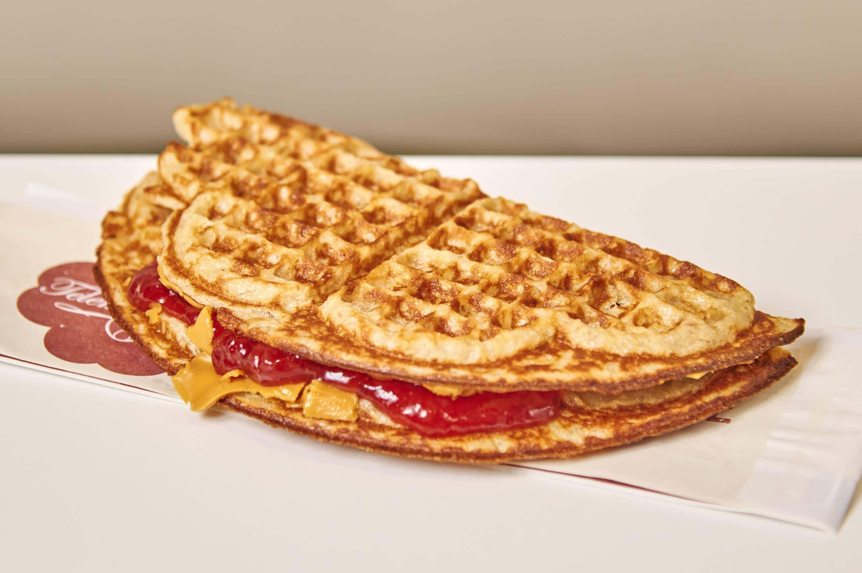 product-image-Nystekt Vaffel med Syltetøy & Brunost