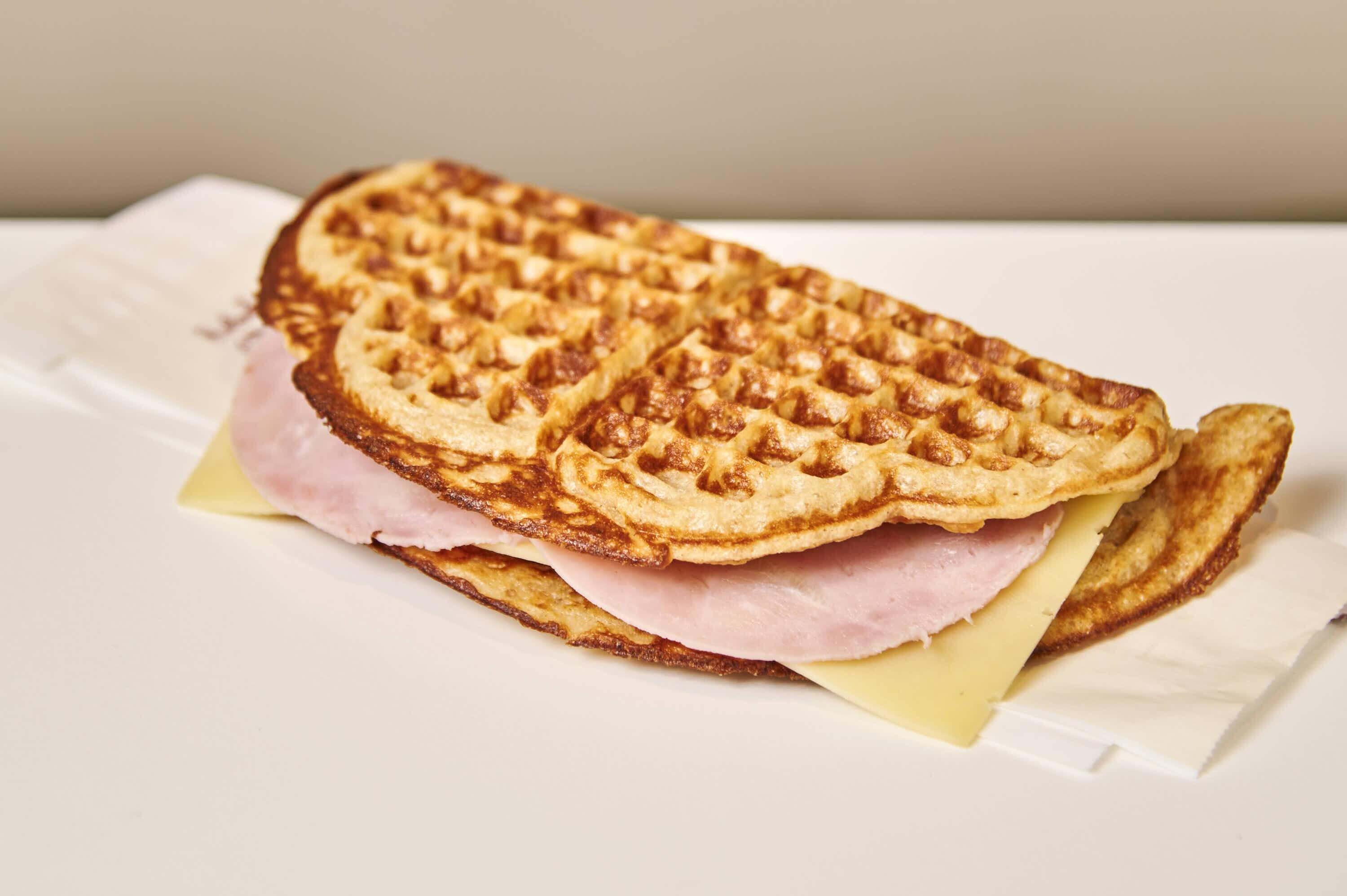 product-image-Nystekt Vaffel med Ost & Skinke