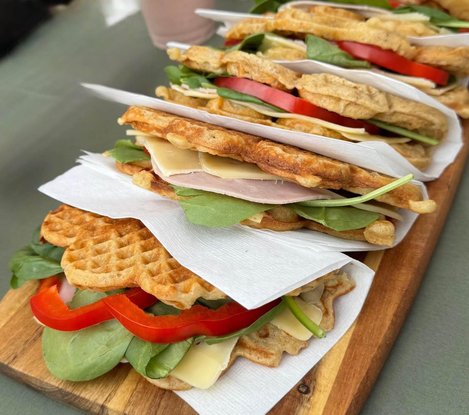 product-image-Nystekt vaffel med ost, skinke, spinat og paprika