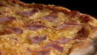 product-image-Pizza med ost og skinke